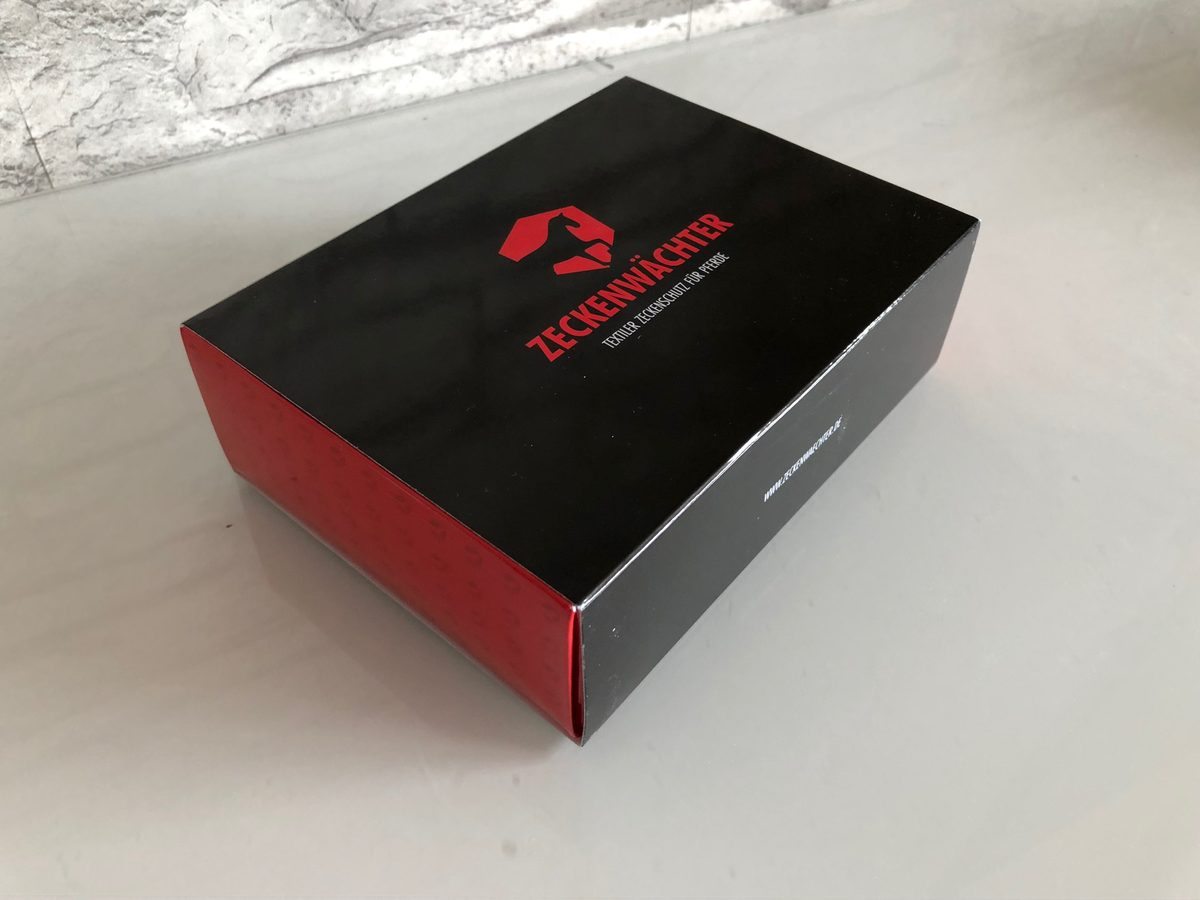 Lieferumfang: vier Stulpen und Anziehhilfe in der Markenbox